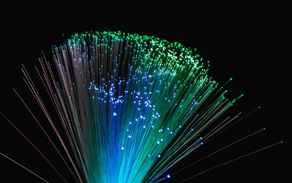 烽火通信（600498）和亨通光电（600487）分别位居第二和第三