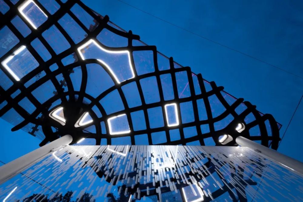 避免他们直视镜头光源或触碰银幕