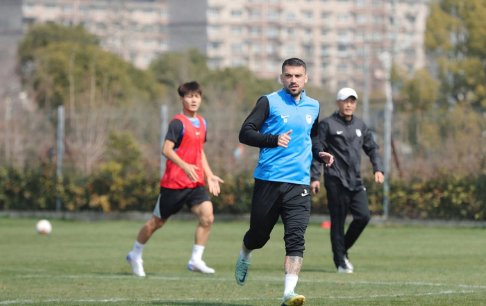 大连英博新星崛起，斯坦丘阿利米热身赛首发冲