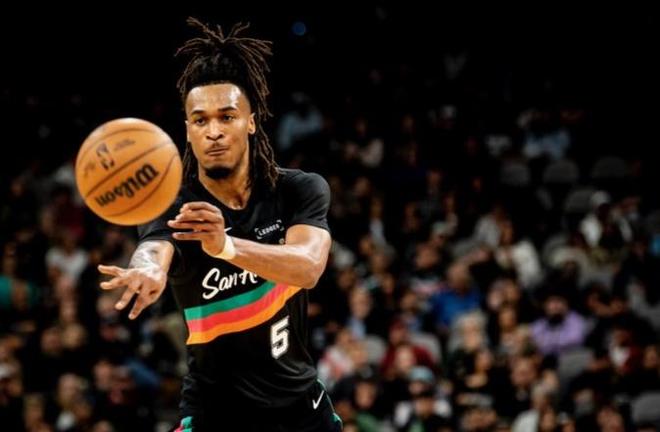 文班亚马爆发率队大胜雄鹿 卡斯尔三双助马刺豪