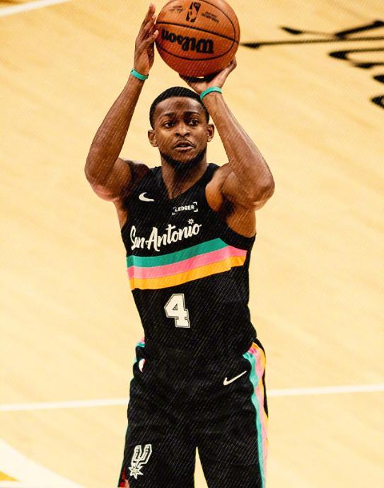 文班亚马爆发率队大胜雄鹿 卡斯尔三双助马刺豪