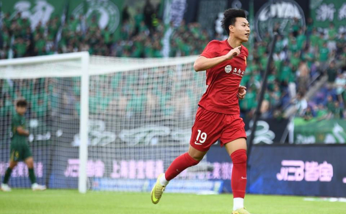 重庆铜梁龙客场1-0力克浙江队，米特里策两次揪