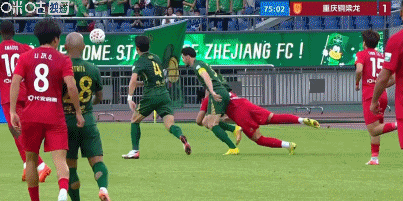 重庆铜梁龙客场1-0力克浙江队，米特里策两次揪