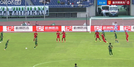 重庆铜梁龙客场1-0力克浙江队，米特里策两次揪